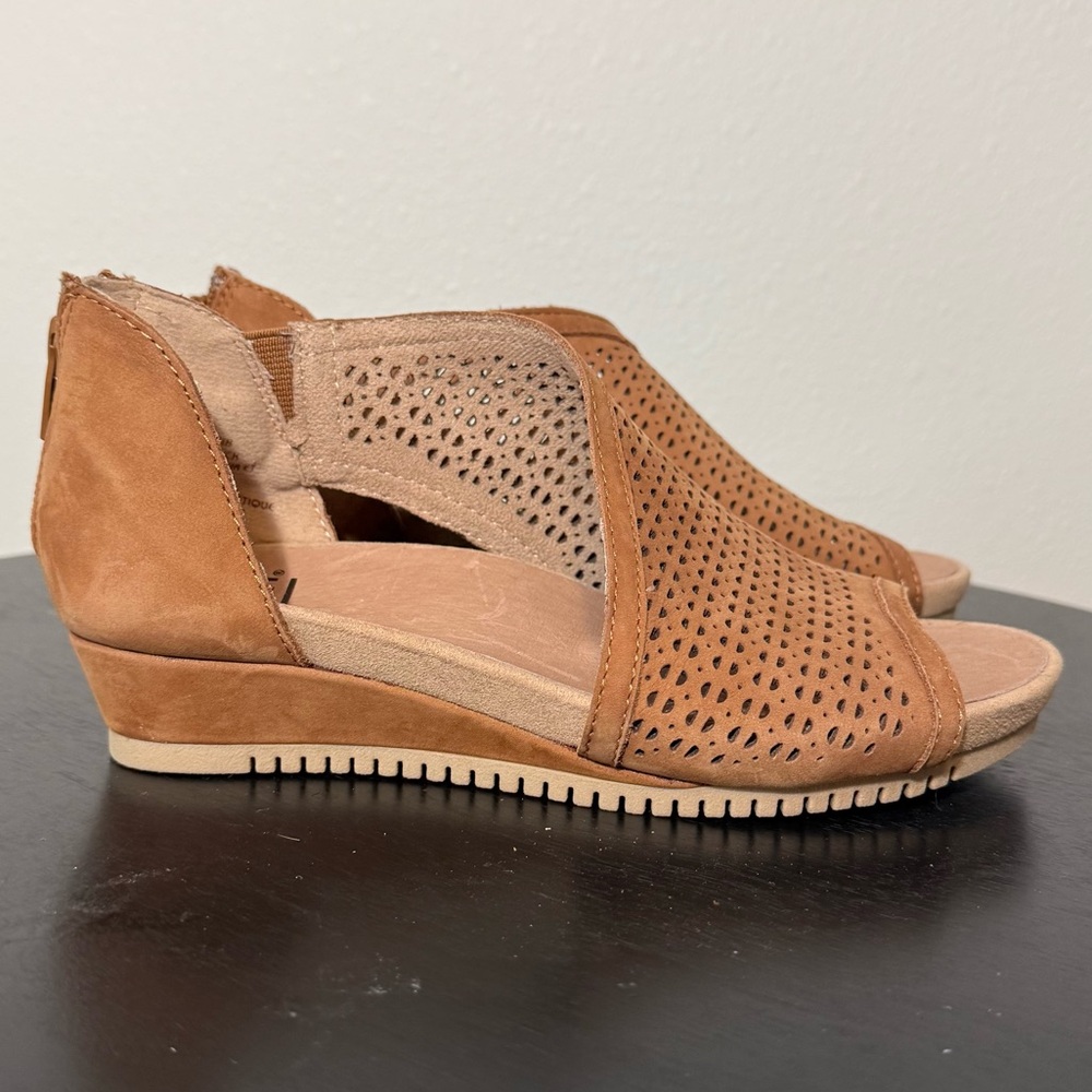 Earth Ficus Capricorn Leather Laser Cut Sandal Tan Women’s Size 5.5